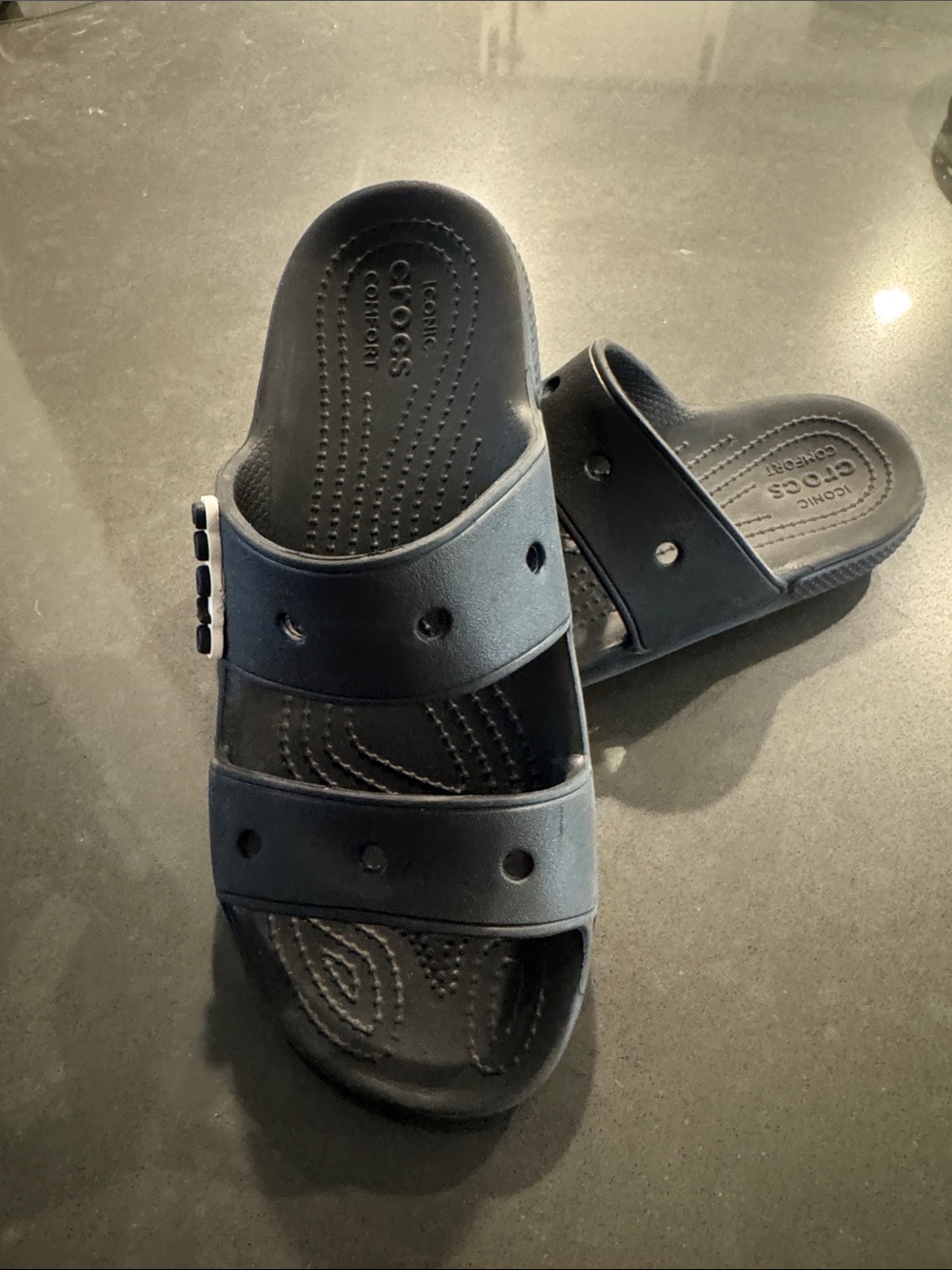 Unisex crocs slides
Size 8 W and 9 M
Only one plug that says Crocs
